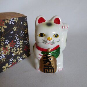 VINTAGE NEW JAPANESE JAPAN 3” MANEKI NEKO LUCKY CAT PORCELAIN FIGURINE